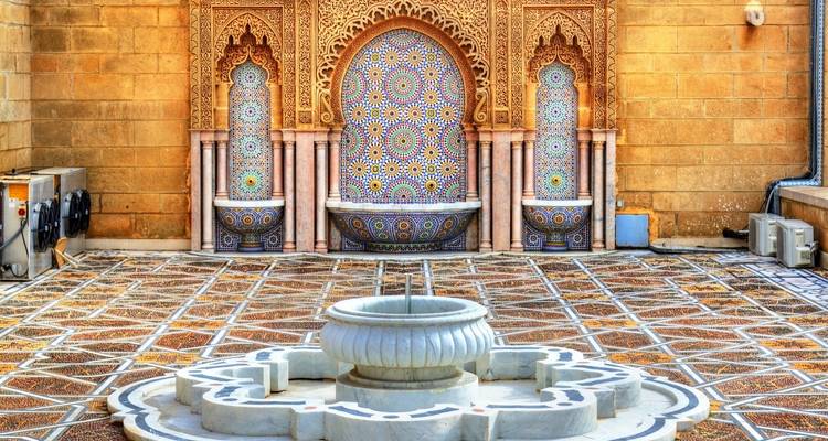 Ein wunderschön gestalteter marokkanischer Brunnen mit detaillierter Fliesenarbeit.