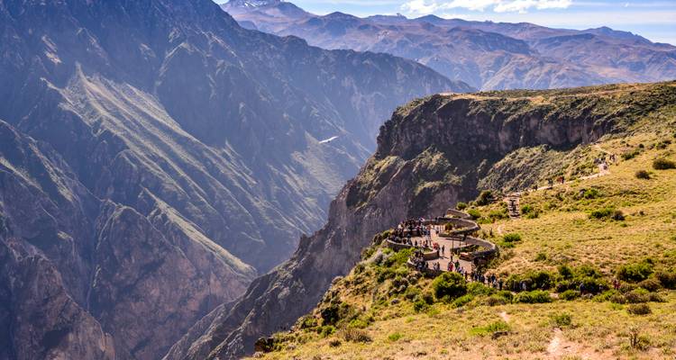 Panoramischer Aussichtspunkt im Colca-Canyon mit Menschenmengen entlang des gewundenen Aussichtspfads über steilen Klippen