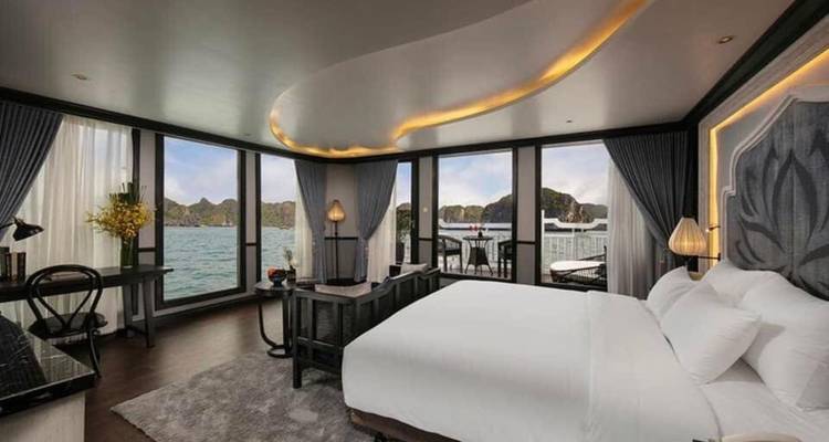 Luxueuze hotelkamer met grote ramen die een schilderachtig uitzicht tonen.