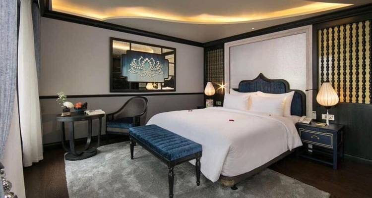 Elegante hotelkamer met stijlvolle inrichting en een comfortabel bed.