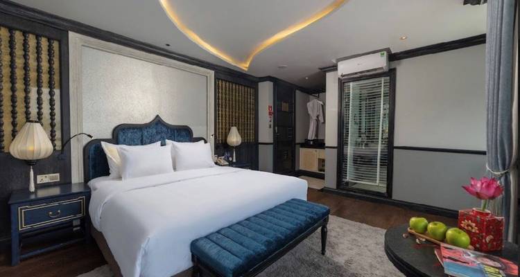 Hotelkamer interieur met een kingsize bed en moderne voorzieningen.