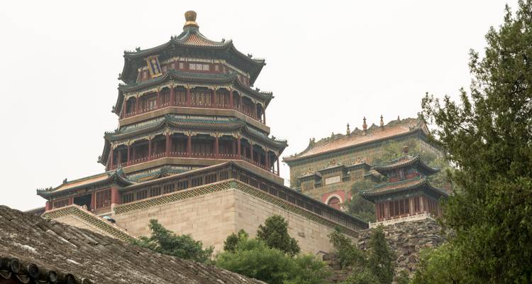 La ornamentada pagoda del Palacio de Verano de Pekín se alza sobre los viejos tejados en un día nublado
