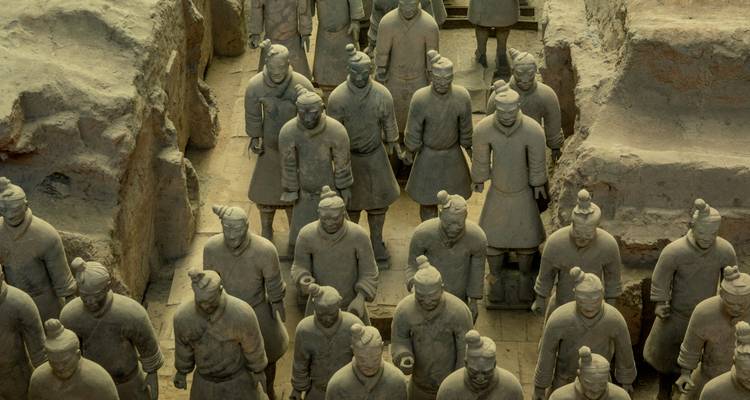 Filas de Guerreros de Terracota de tamaño natural se encuentran de pie en fosas excavadas en Xi'an