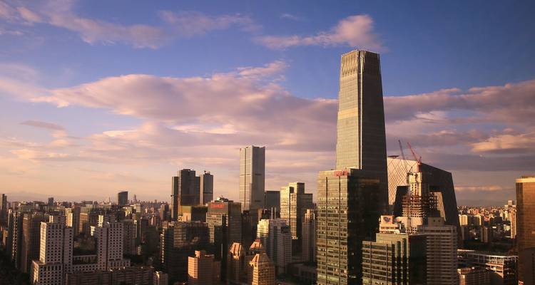 El horizonte moderno de Beijing, que cuenta con la esbelta torre China Zun y la Sede de CCTV, brilla bajo nubes de atardecer en tonos pastel.