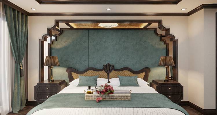 Elegante hotelkamer met een groot bed en klassieke decoratie.