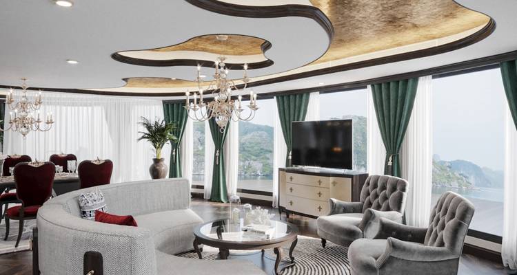 Luxueuze woonkamer in een cruiseschip met grote ramen.