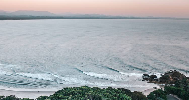 Oceaangolven gezien vanaf een hoog uitkijkpunt.