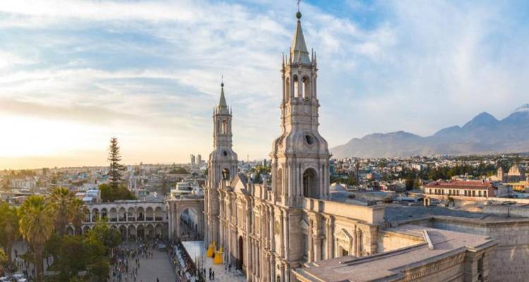 Catedral de la época colonial en una plaza de la ciudad bulliciosa.