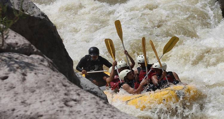 Aventura de rafting con un equipo navegando rápidos.