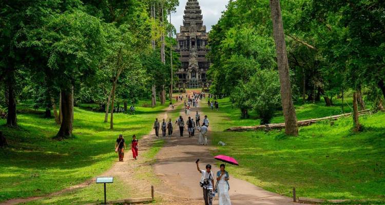 Pad die leidt naar Angkor Wat met wandelende toeristen.