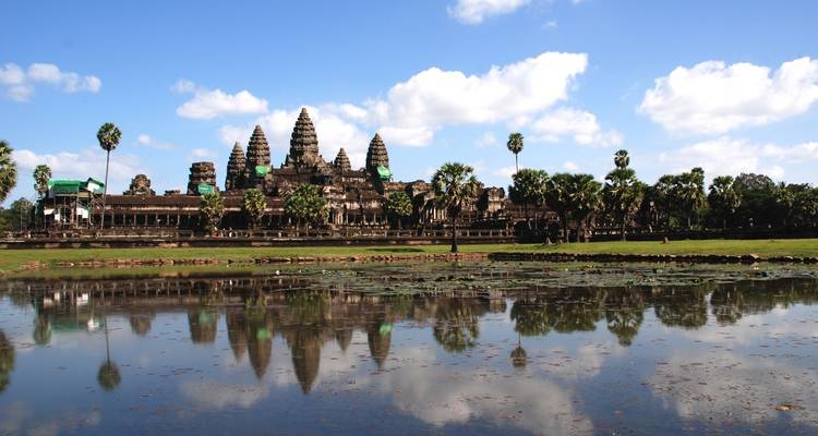Complejo de templos de Angkor Wat con reflejo en el agua.