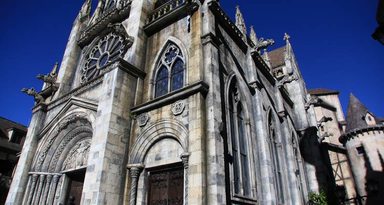 Architecture de style gothique avec un ciel bleu clair.