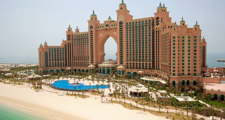 Das Atlantis The Palm Resort ragt über seinen privaten Strand und die Lagoonenbecken auf der Palm Jumeirah auf.
