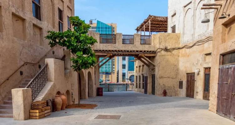 Ruhige Gasse mit traditionellen sandfarben gestrichenen Gebäuden im historischen Viertel Al Fahidi von Dubai.