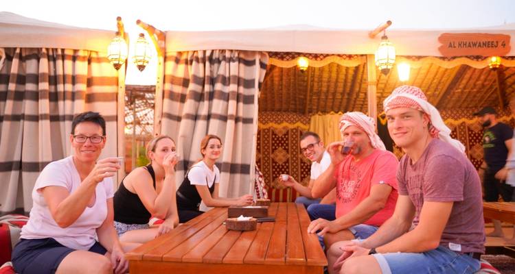 Gruppe von Leuten, die Getränke in einem traditionellen Zelt genießen