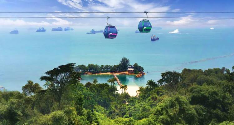 Farbenfrohe Zahnradbahnen gleiten über üppigen Wald und türkisfarbenes Meer in Richtung Sentosa.
