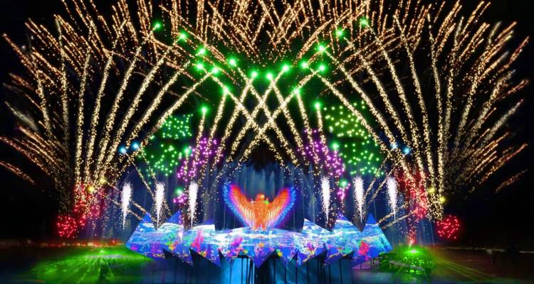 Nächtliche Multimedia-Show mit lebhaften Feuerwerken und Springbrunnen, die einen leuchtenden Phönix auf Sentosa bilden.