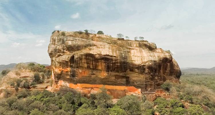 Sigiriya-Felsenfestung umgeben von dichtem Grün.
