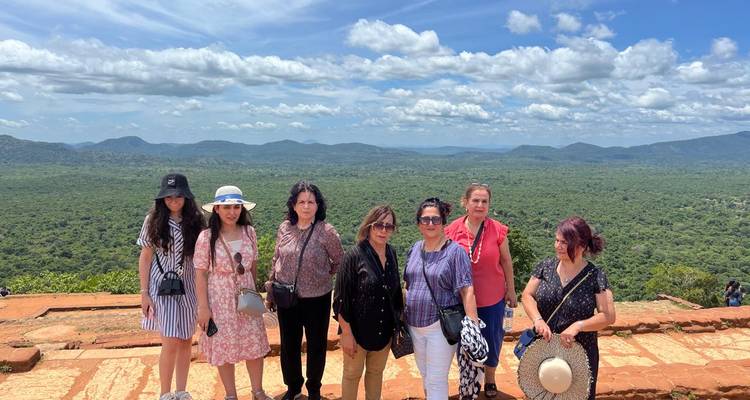 Groupe de femmes posant avec une vue pittoresque sur la montagne en arrière-plan.