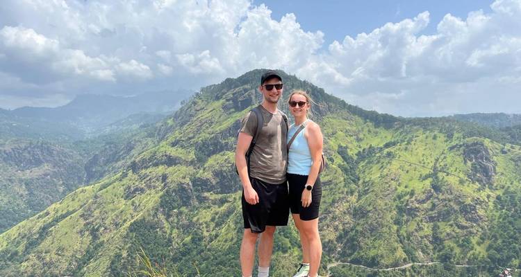 Couple posant devant un paysage montagneux pittoresque.