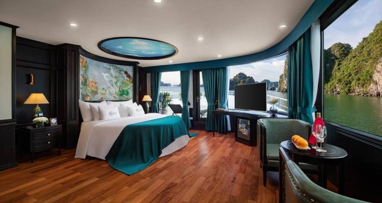 Elegante hotelkamer met een schilderachtig uitzicht op Halong Bay.