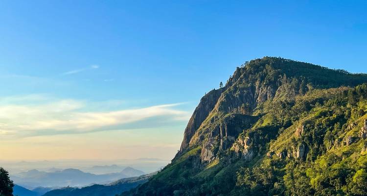Majestuoso paisaje montañoso bajo un cielo azul