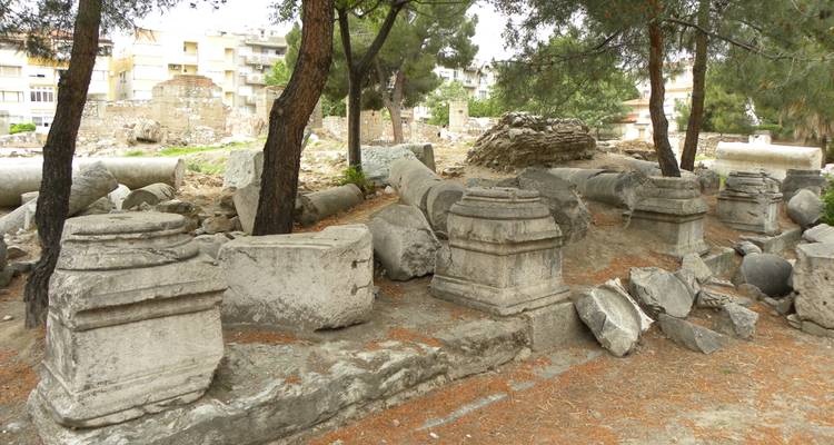 Ruïnes van een oud gebied met omgevallen zuilen.