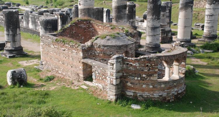 Overblijfselen van een oud bouwwerk omringd door zuilen.