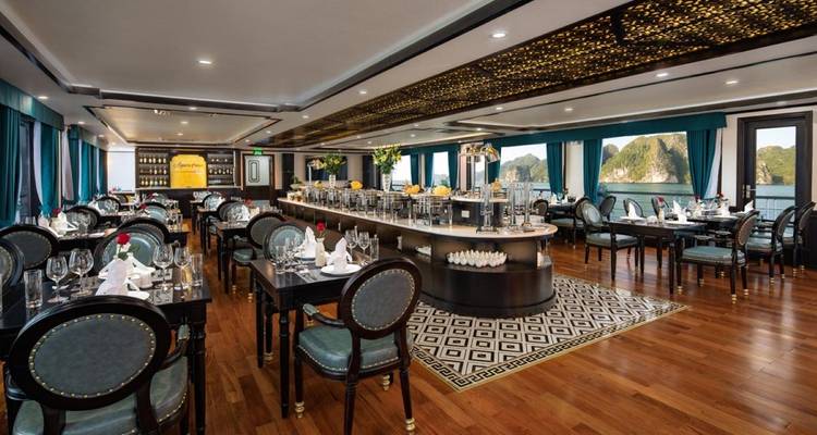 Elegante eetkamer op een cruiseschip.