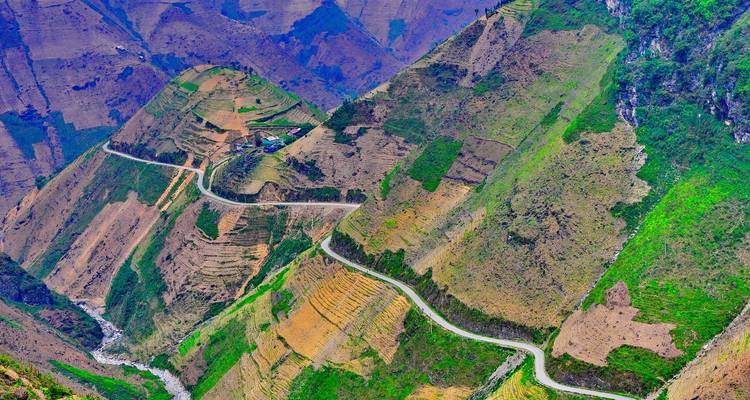 Gewundene Straße durch steile, terrassierte Hänge.