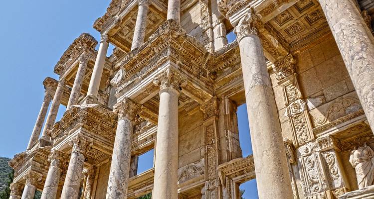 Close-up van gedetailleerde antieke ruïnes met zuilen en ingewikkelde gravures.