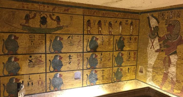 Gedetailleerde muurschildering met Egyptische motieven