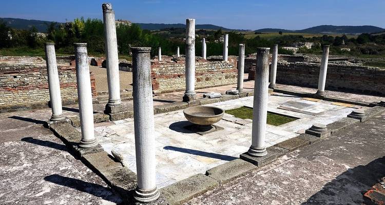 Circuit annuel de 27 jours à travers la Serbie, la Bosnie et le Monténégro au départ de Belgrade. Roadtrip dans les pays de l'ex- Yougoslavie. Monastères et forteresses médiévales, nature époustouflante, culture, histoire, architecture, art et cuisi… - Monterrasol Travel 1