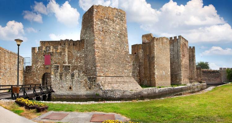Circuit annuel de 23 jours en Serbie + Bosnie + Monténégro au départ de Belgrade. Roadtrip à travers les pays de l'ex- Yougoslavie avec d'anciens monastères, des forteresses médiévales, un riche patrimoine culturel, une nature impressionnante et une… - Monterrasol Travel 2