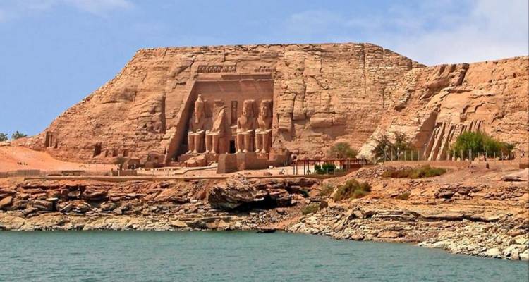 Die beeindruckenden Tempel von Abu Simbel, von der Uferpromenade aus betrachtet.