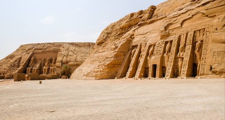 Detailansicht der in Felsen gehauenen Tempel von Abu Simbel.
