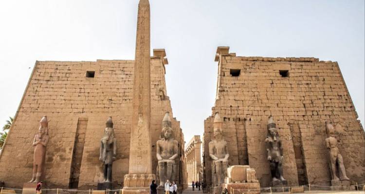 Fassade des Luxor-Tempels mit massiven Statuen und einem Obelisken.