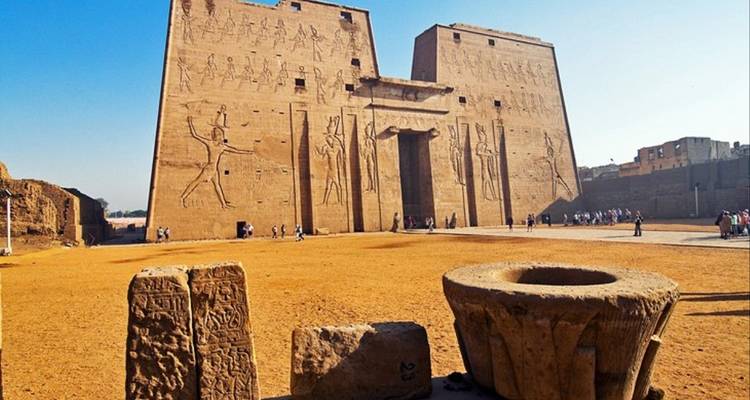 Der große Eingang des Edfu-Tempels, umgeben von Sand.