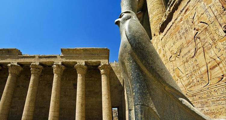 Steinfalken-Skulptur vor den Säulen des Edfu-Tempels.