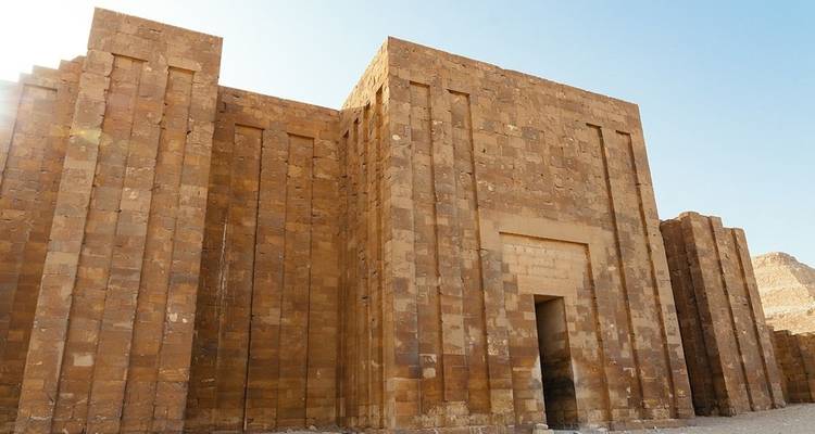 Een oude monumentale tempel in Egypte.