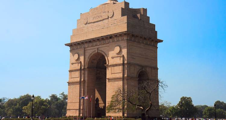 India Gate, ein monumentaler Bogen in Neu-Delhi, mit klarem Himmel.