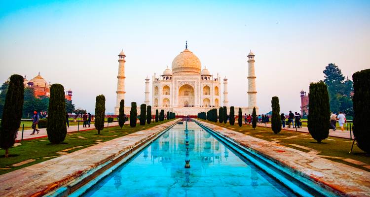 Das Taj Mahal mit seinem Spiegelteich, umgeben von Gärten.
