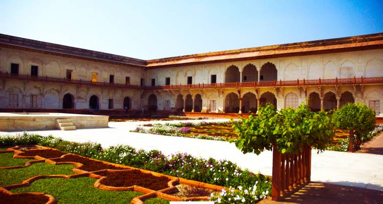 Eine historische Festung mit einem Innenhof und Gärten.