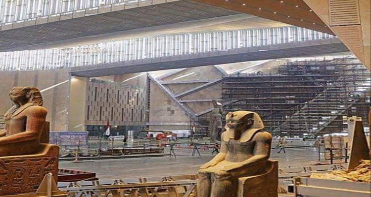 Inneres eines Museums im Bau mit ägyptischen Statuen.