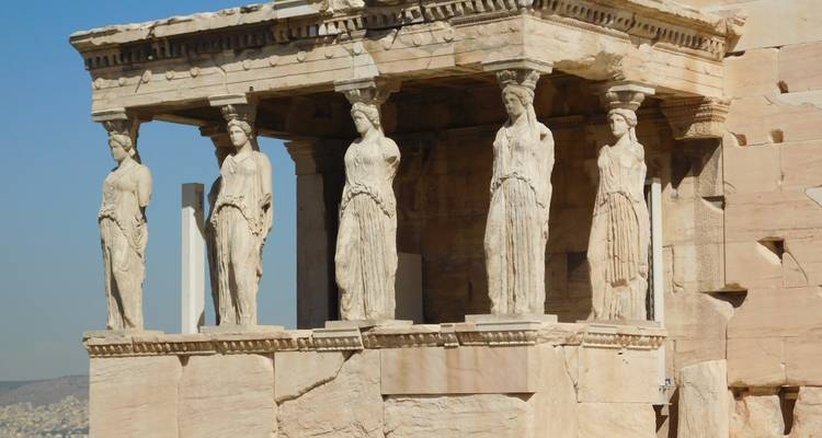 Vista del Erecteión con las Cariátides en Atenas.