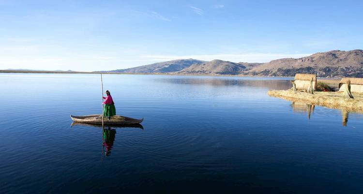 Persona en un barco tradicional en el Lago Titicaca.