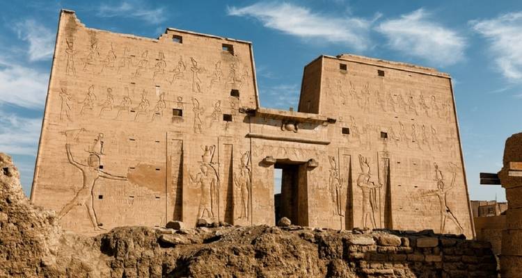 Die Fassade des Edfu-Tempels mit altägyptischen Schnitzereien an den Wänden.