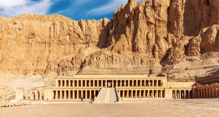 Hatshepsuts Tempel vor der dramatischen Kulisse der Klippen in Luxor.