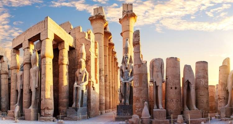 Luxor Tempel met antieke beelden en zuilen.