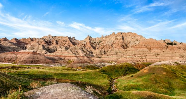 Ruige badlands met duidelijke rotslagen.
